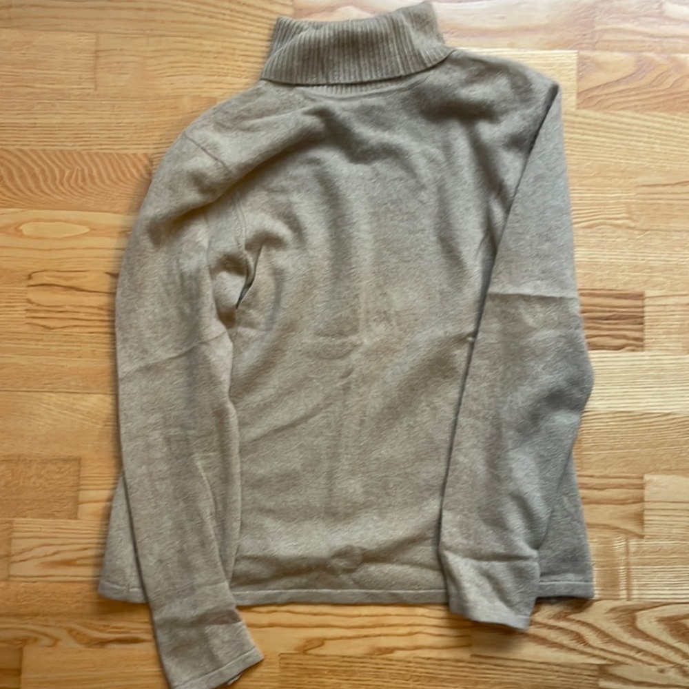 A classic! 100% cashmere turtleneck sweater in camel color. Size L